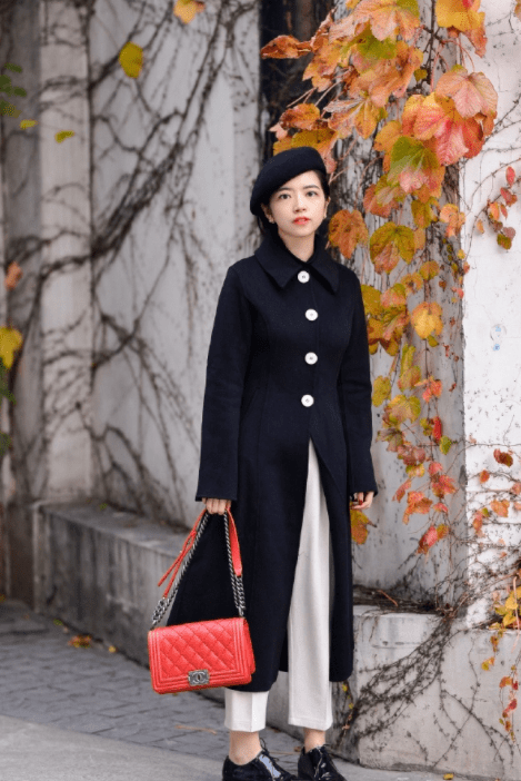 黑色 放弃打底裤吧,潮人更喜欢“大衣+小白裤”,清爽时髦显腿长!