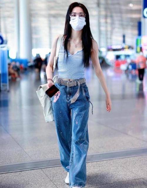 下装 徐璐为了秀身材也蛮拼的，天冷还穿吊带露脐装，在机场回头率十足