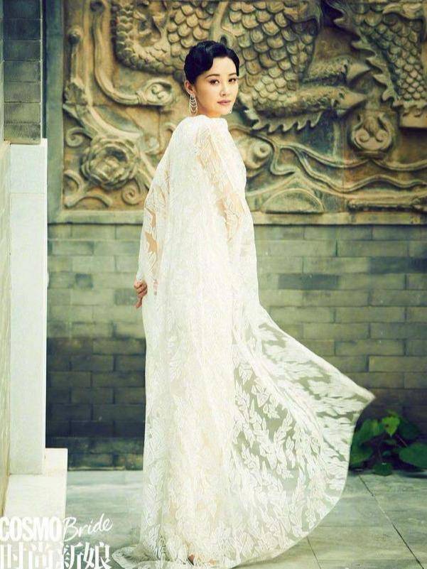 展现 许晴黄色长裙荡秋千,五十岁的许晴把生活过成了二十的样子