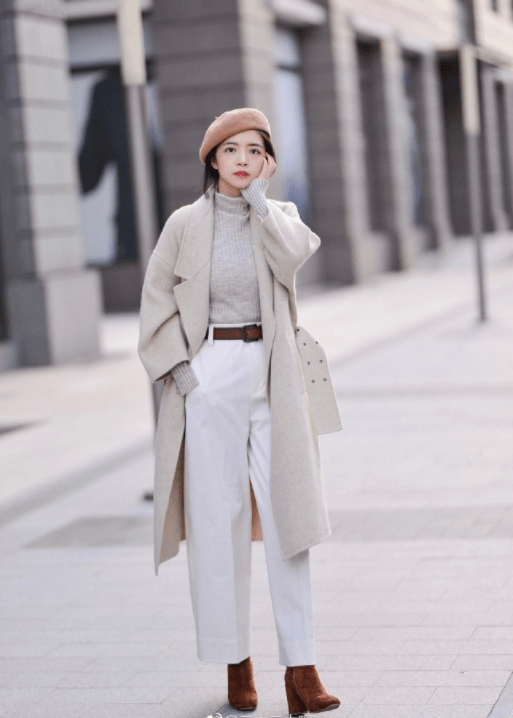 黑色 放弃打底裤吧，潮人更喜欢“大衣＋小白裤”，清爽时髦显腿长！