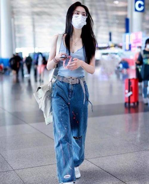 下装 徐璐为了秀身材也蛮拼的，天冷还穿吊带露脐装，在机场回头率十足