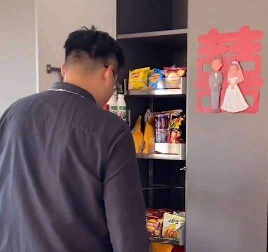 老公|内蒙古男子偷偷为妻子准备浪漫惊喜,满满一柜零食引网友表示羡慕