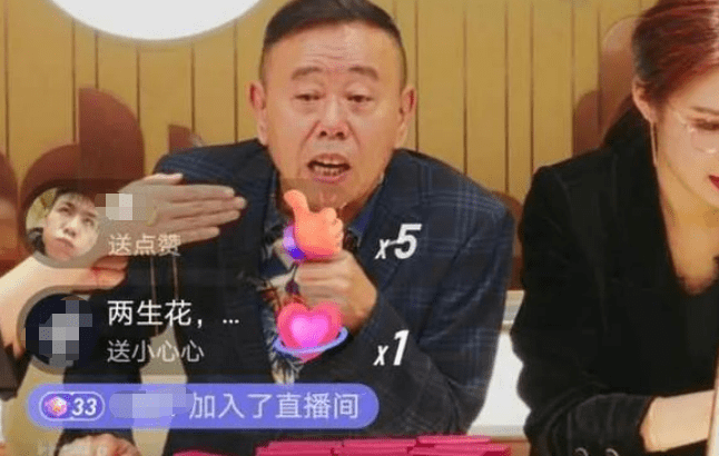 冯巩|冯巩不愧是老艺术家，大早上为环卫工人送早餐，态度亲和接地气