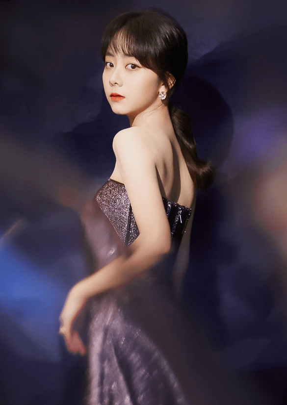 黑色 “学生妹”谭松韵,158的个子,却能穿出高个子的既视感