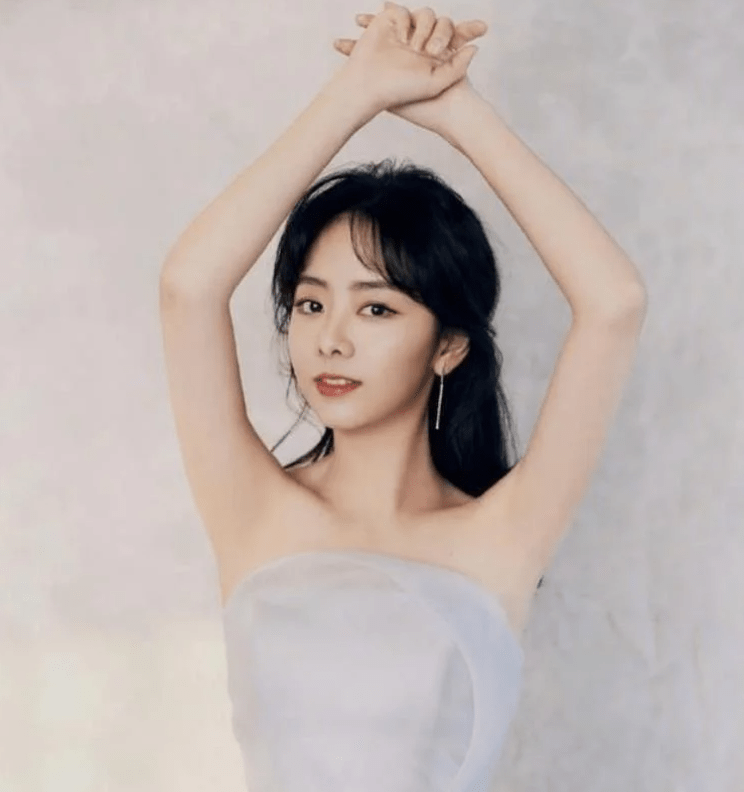 黑色 “学生妹”谭松韵,158的个子,却能穿出高个子的既视感