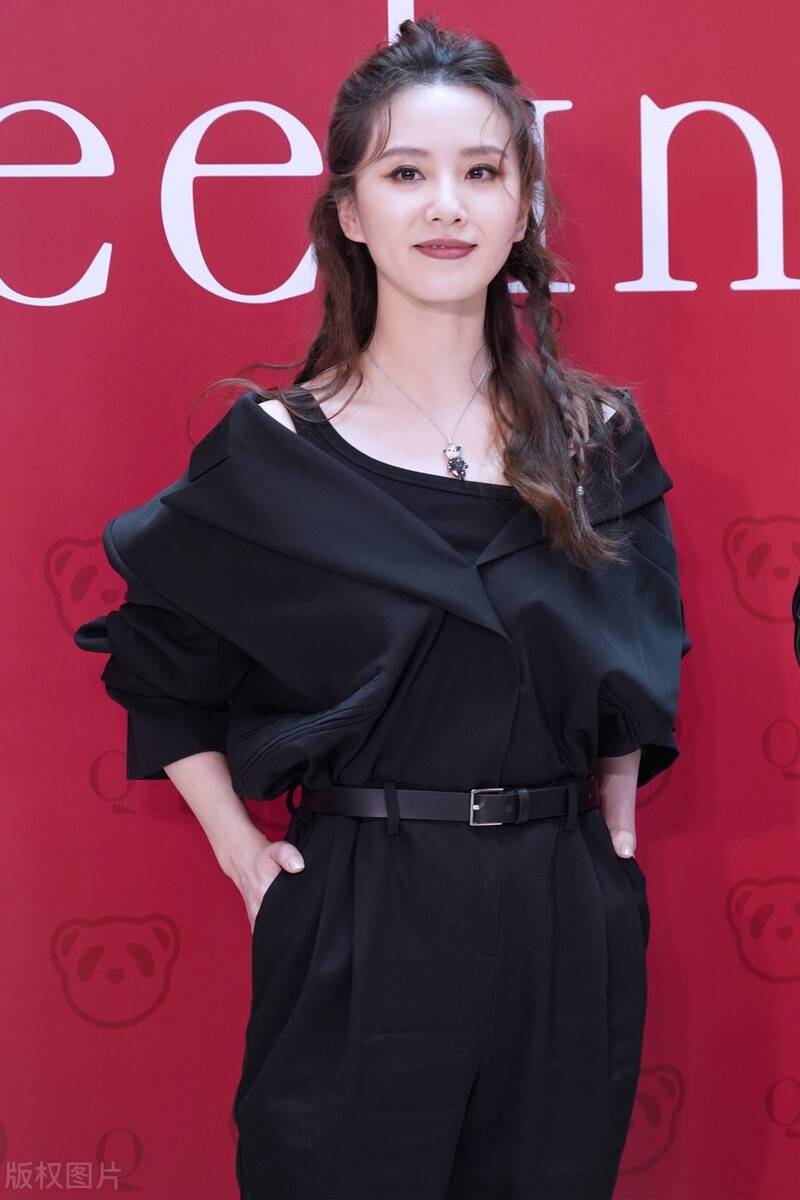 西裤 刘诗诗当妈后“胖不少”,绑腰带都看不出腰身,小露香肩还是迷人