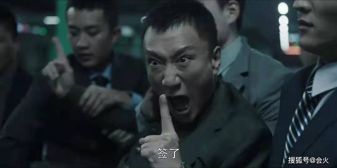 女儿孙红雷逛街服装店被偶遇！多次试穿精挑细选，身边5人陪同阵仗大