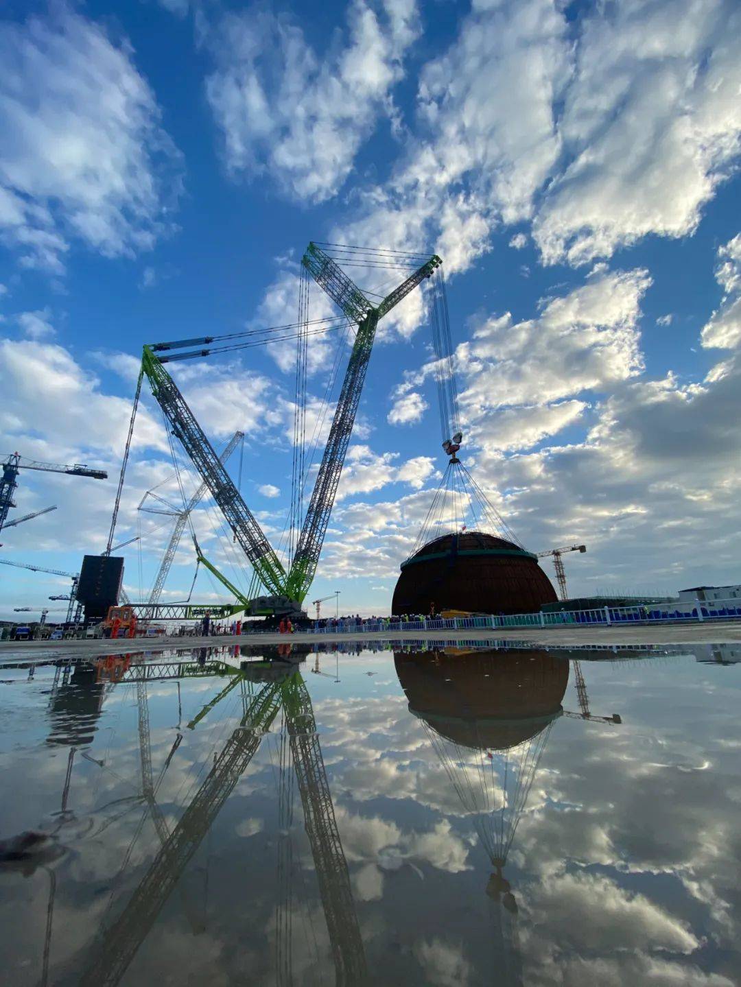 “华龙一号”批量化首台机组内穹顶吊装成功