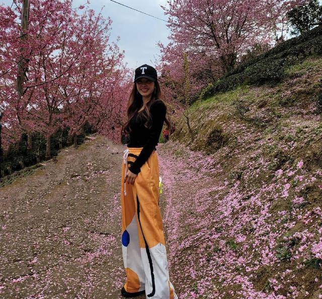 美眉 蔡依林个小比例完美，深绿色吊带连体裤成熟精致，气场全开超霸气