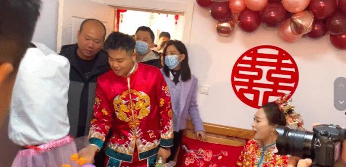 什么|辛芷蕾打扮低调回老家，参加弟弟婚礼，现场一片温馨。