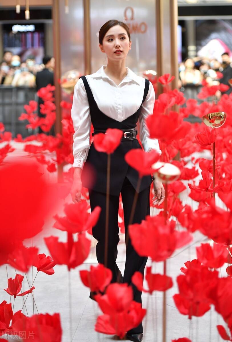 西裤 刘诗诗当妈后“胖不少”,绑腰带都看不出腰身,小露香肩还是迷人