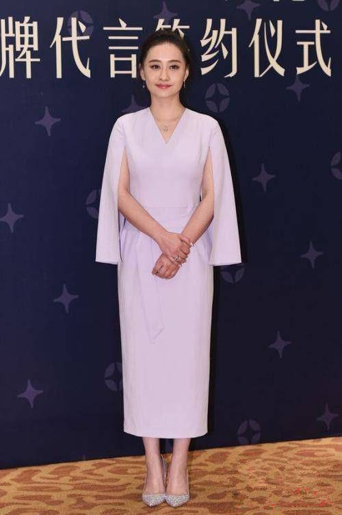 美眉 陈德容真会“装嫩”，穿小黑裙简约温柔，胸前蝴蝶结暴露少女心