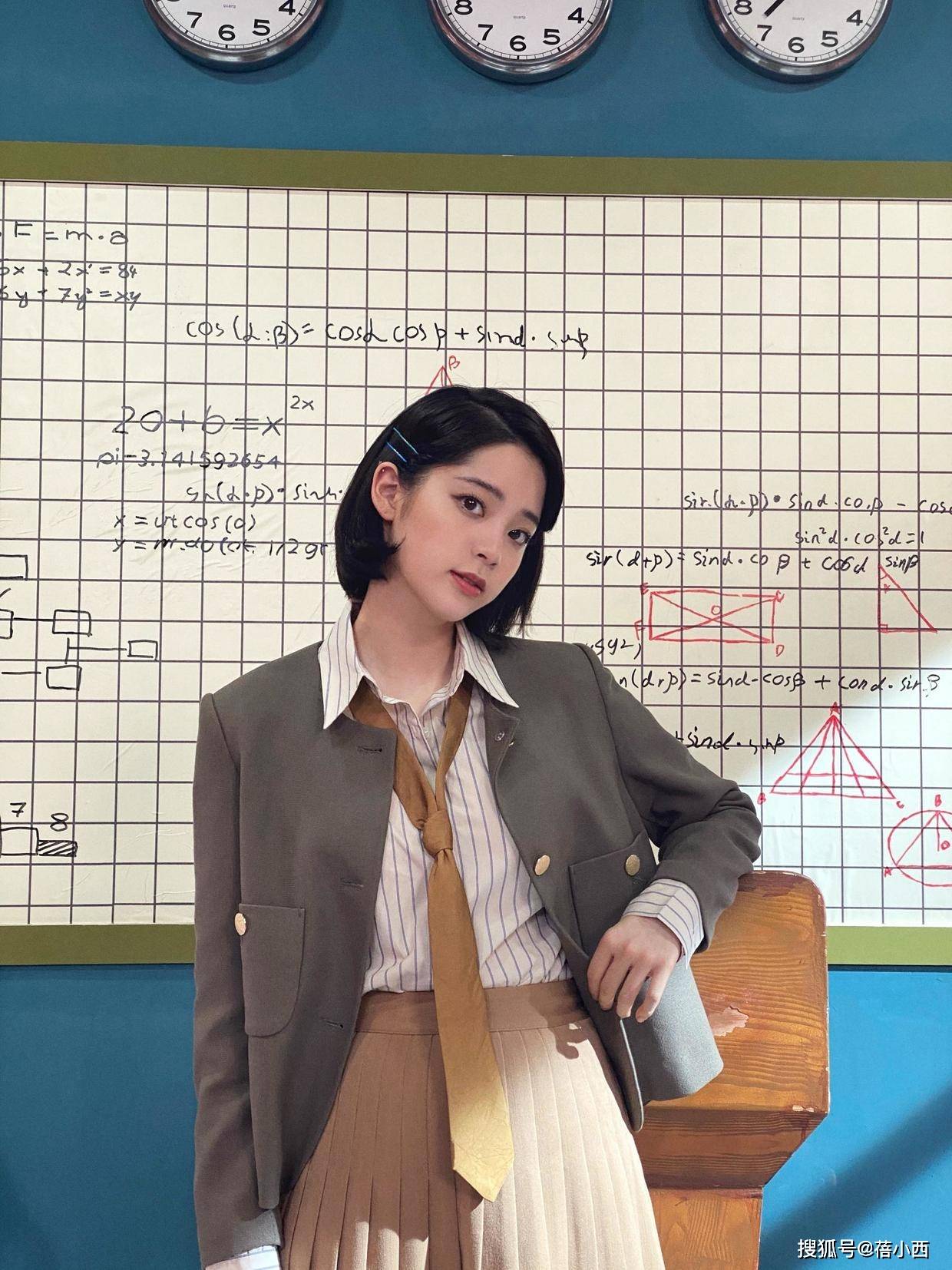 美眉 欧阳娜娜私下真会穿，粉色羊毛衫配A字半裙，年轻女孩就该这么穿