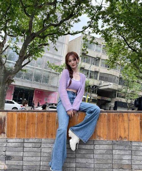 下装 徐璐为了秀身材也蛮拼的，天冷还穿吊带露脐装，在机场回头率十足