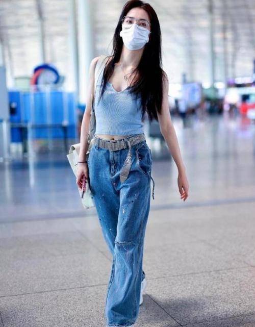 下装 徐璐为了秀身材也蛮拼的，天冷还穿吊带露脐装，在机场回头率十足