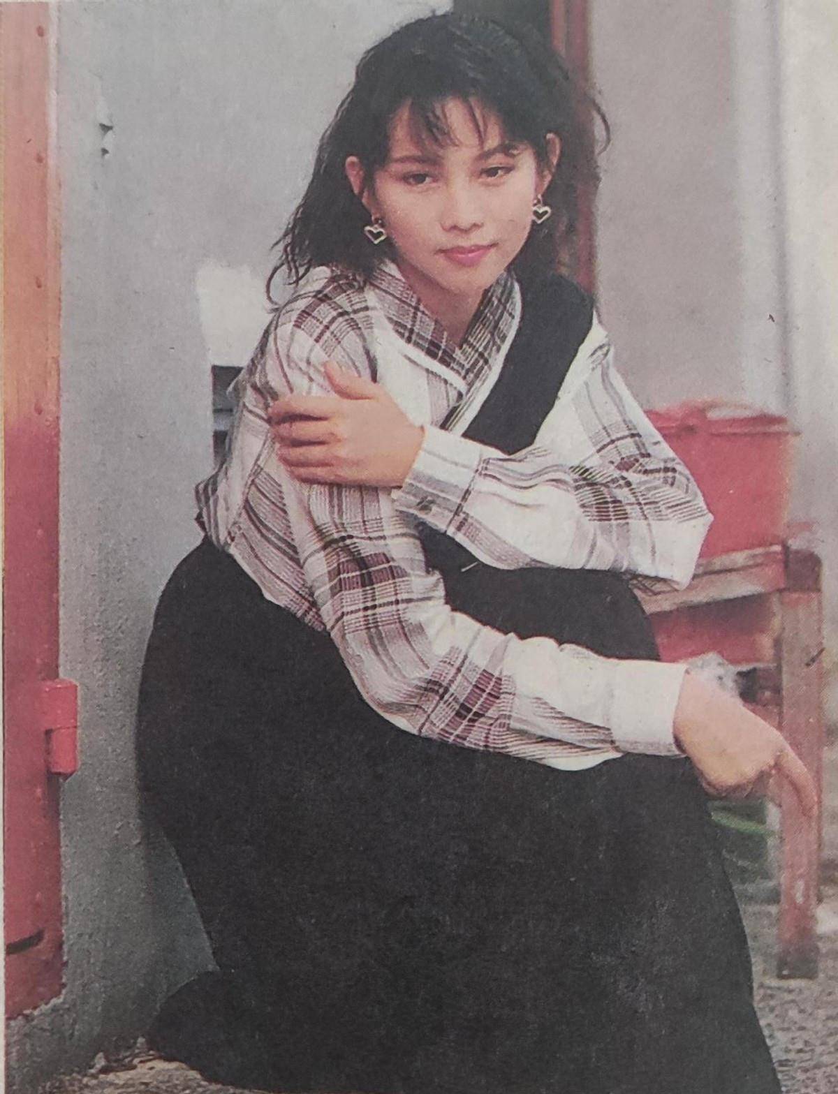 太嫩 蔡少芬19岁的时候也太嫩,裙子还挺时髦得,不像92年的服装