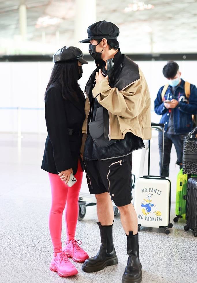 颜色 钟丽缇品味真别致，用西装混搭粉色健身裤，意外高级又洋气