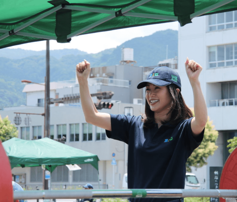 魅力 半百的酒井法子保守不少，私服挺休闲的，穿POLO衫也看得出身材