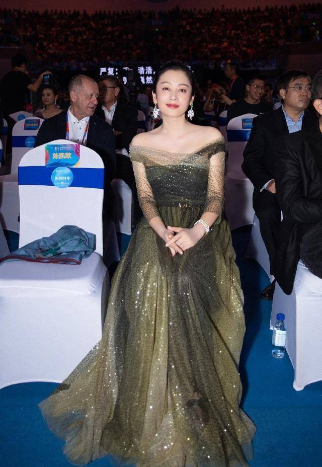 仙女 51岁陈红保养太好，出席活动穿露肩星空裙，仙女气质一目了然