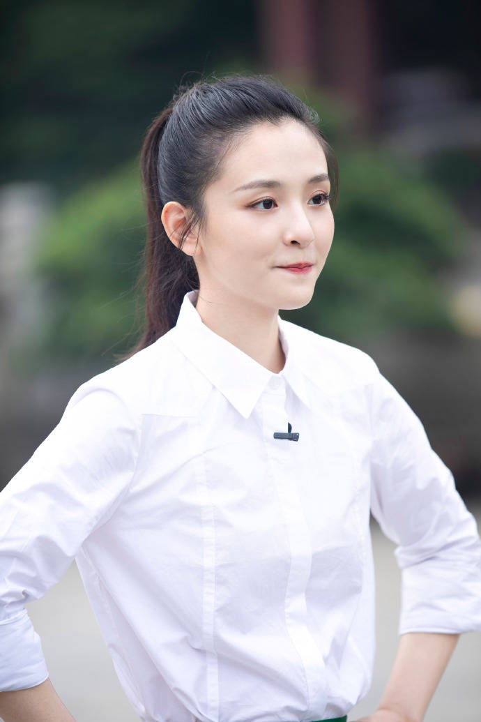 设计 吴倩美上央视“大换脸”，白衬衫配马尾减龄俏皮，仍能媲美小默笙