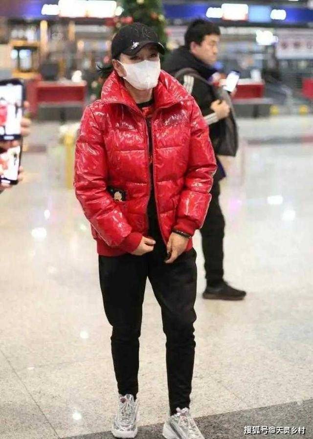 一身 刘晓庆穿衣品味真个性，一身“黑”字白羽绒服，配卫衣真洋气