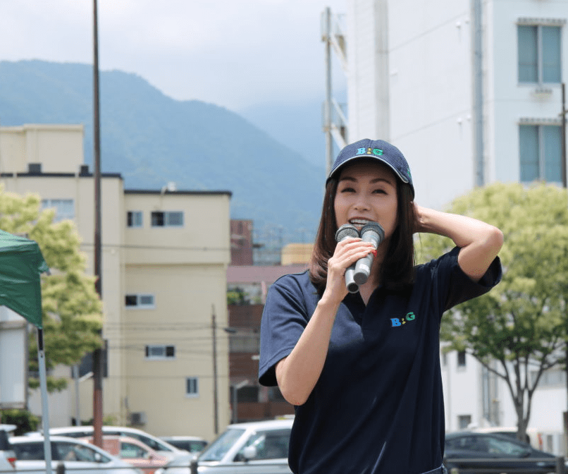 魅力 半百的酒井法子保守不少，私服挺休闲的，穿POLO衫也看得出身材