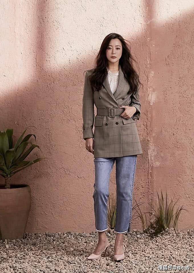 西装 金喜善44岁还敢挑战薄荷绿，穿长裙配阔腿裤，不俗反而美出国际范