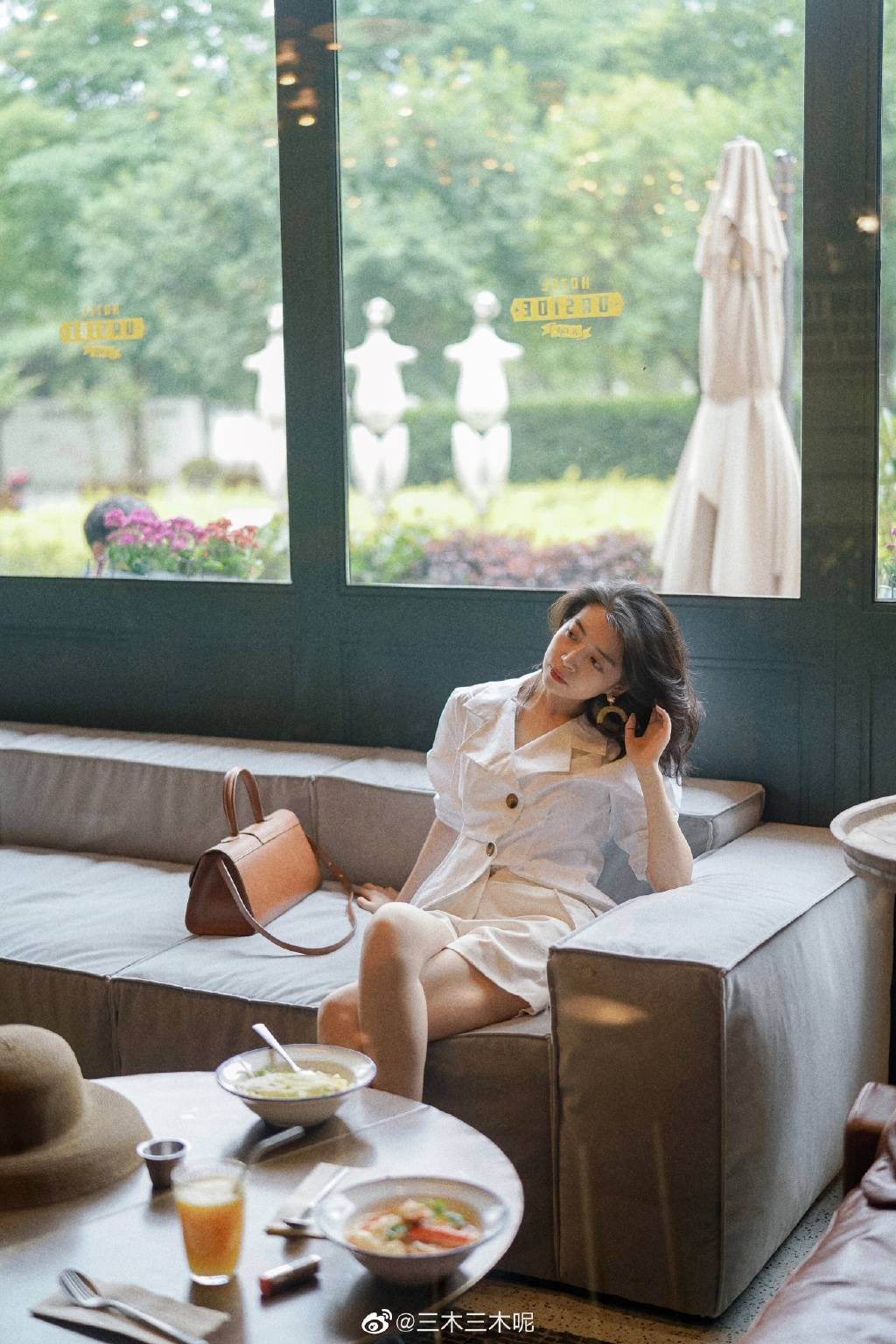 显得 小个子女生夏季穿搭，一字肩搭配斑马印花裙穿搭，优雅大气