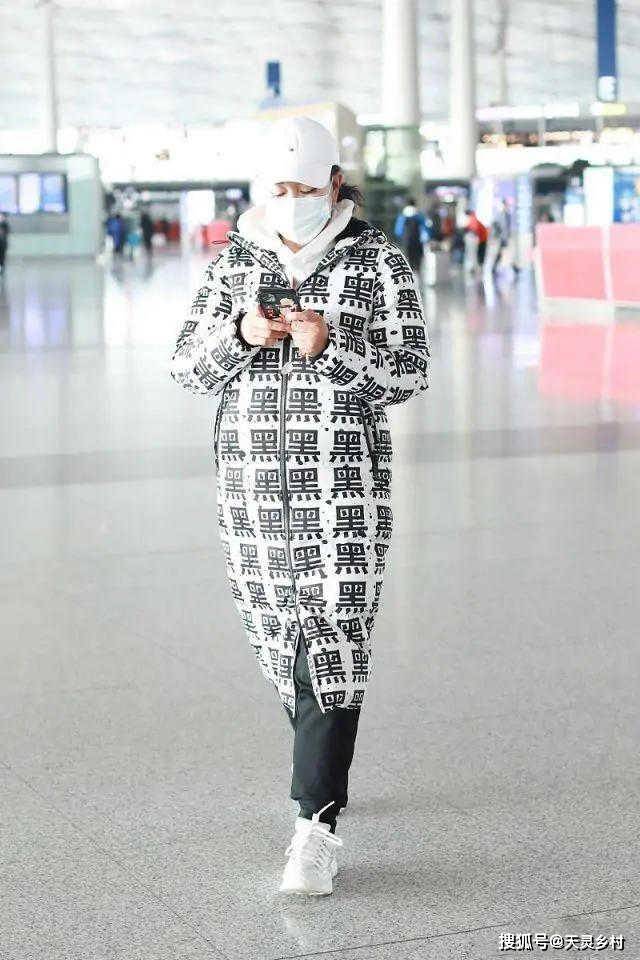 一身 刘晓庆穿衣品味真个性，一身“黑”字白羽绒服，配卫衣真洋气