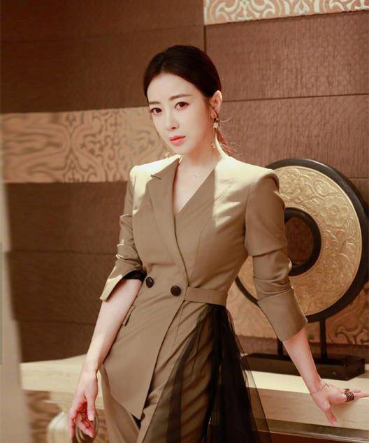 胡杏儿 胡杏儿陈紫函同台比美,差两岁气质大不同,41岁陈紫函西装更显嫩