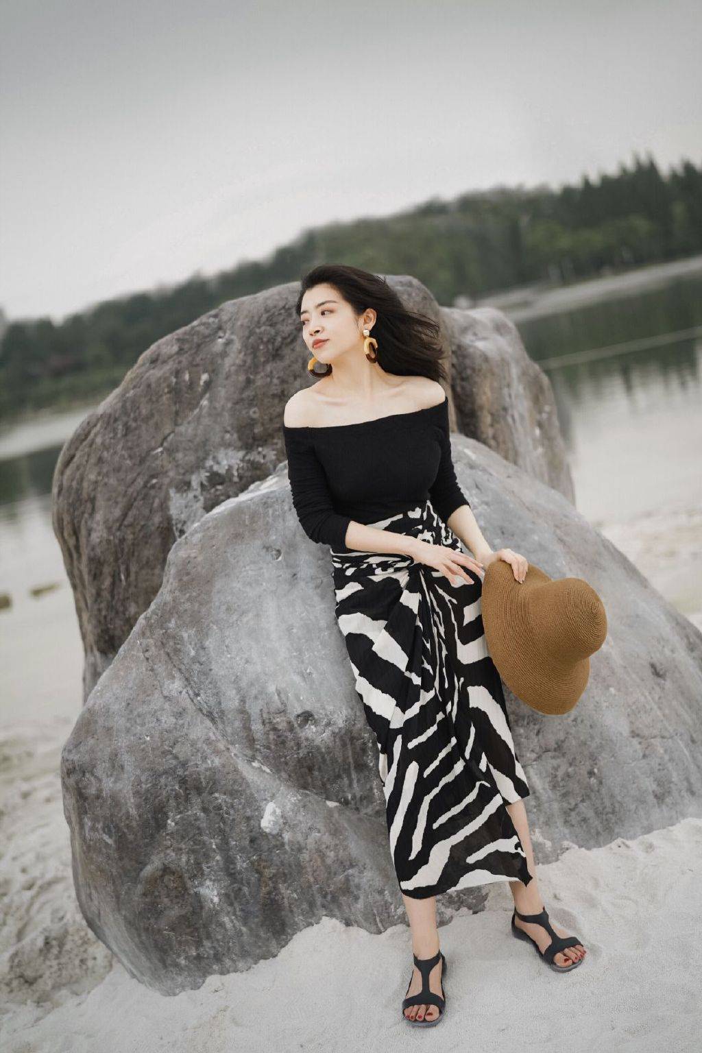 显得 小个子女生夏季穿搭，一字肩搭配斑马印花裙穿搭，优雅大气
