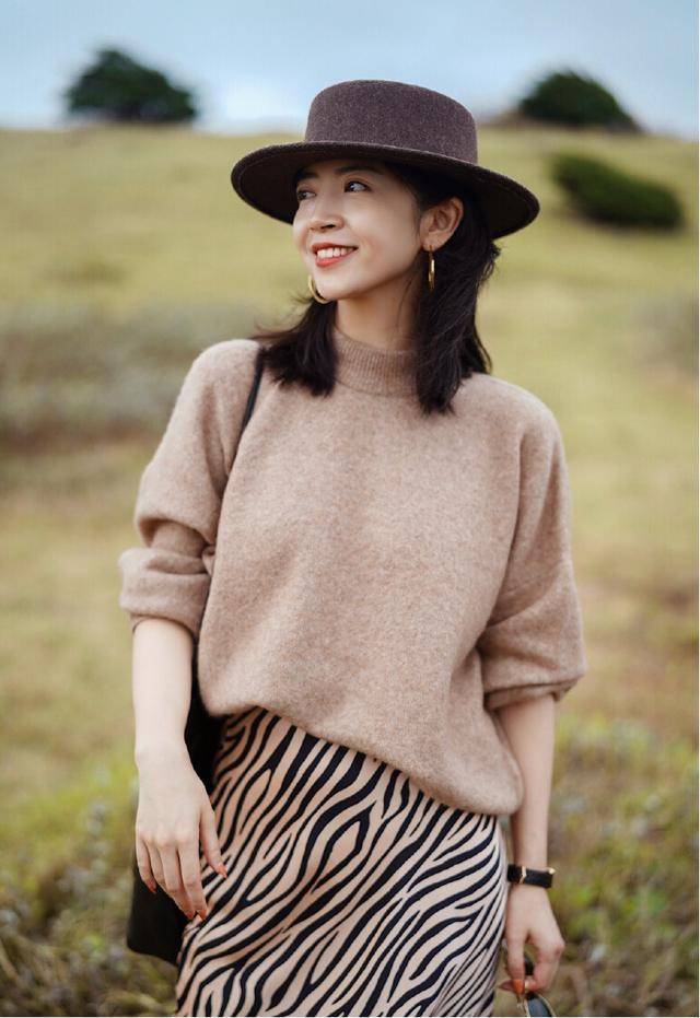毛衣 小个子女生这样穿显高显瘦，针织衫搭配斑马印花半身裙，高级时髦