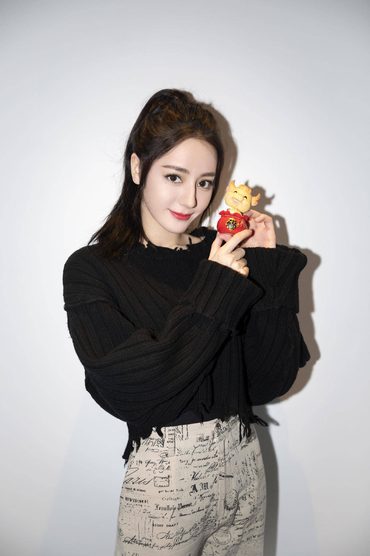 美眉 迪丽热巴厉害了!芭比粉针织衫与缎面裙轻松驾驭,一般人真穿不来