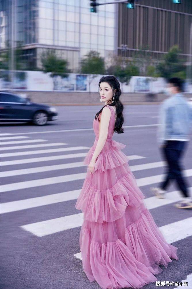 好身材 刘翔前妻葛天越来越美，穿豆沙粉蛋糕裙亮相活动，长卷发优雅洋气