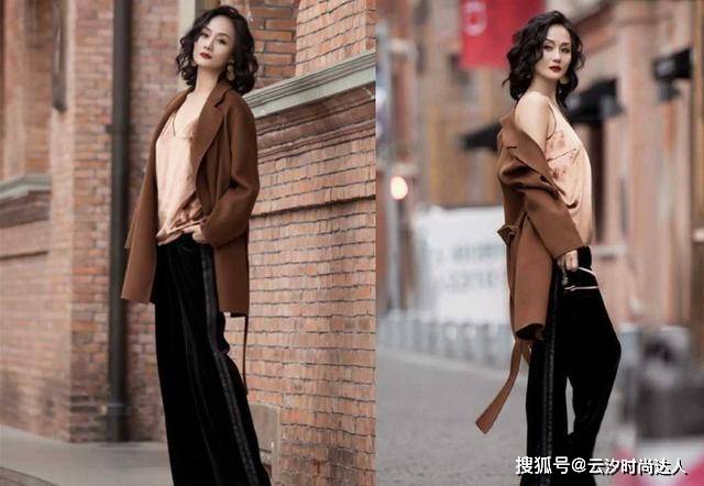显得 李颖哪像66年的人,穿驼色大衣配吊带衣高级惊艳,美得不敢认