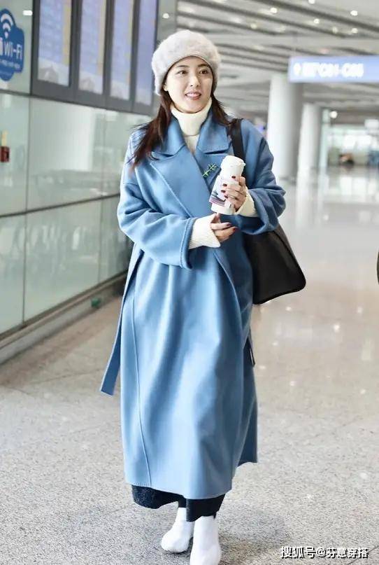 蓝色 宋慧乔越来越年轻，紫色裙配蓝色大衣高级精致，一般人穿不出气质