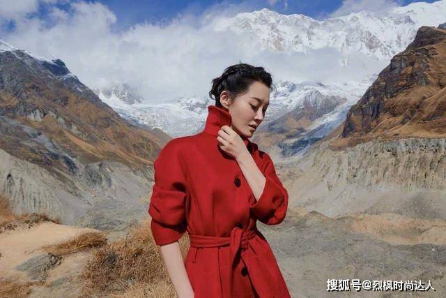 衣裙 女人不管年纪有多大，别穿得太老套，学许晴洋气穿搭，气质还减龄