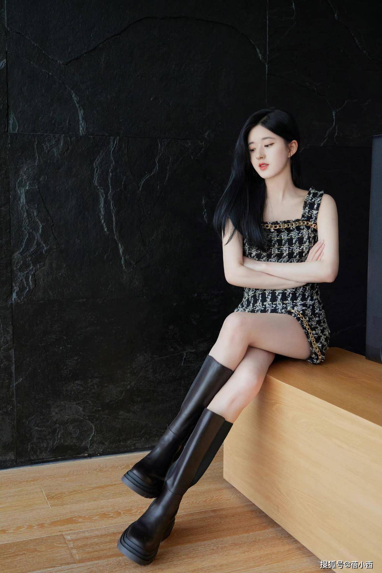 赵露思 赵露思才是“甜妹”中的顶流，穿小香风格纹裙配长靴，气场真高级