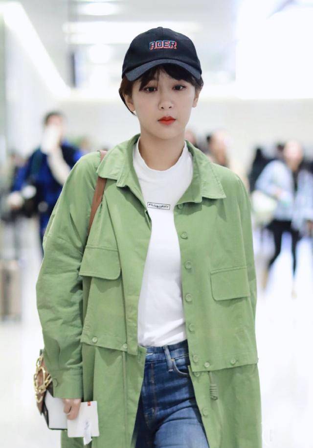 新绿 杨紫终于找到适合的风格,黑色棒球帽搭清新绿风衣,妥妥的韩范儿