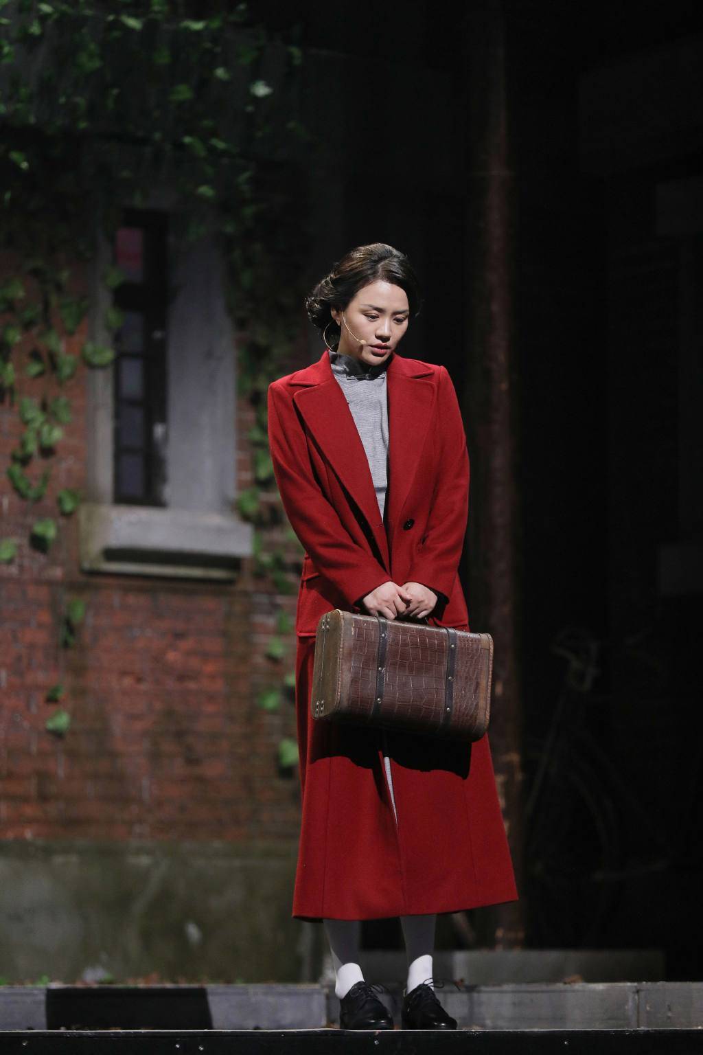 马思纯 马思纯瘦了！穿旗袍亮相舞台身姿窈窕，搭配红色大衣优雅又大气！