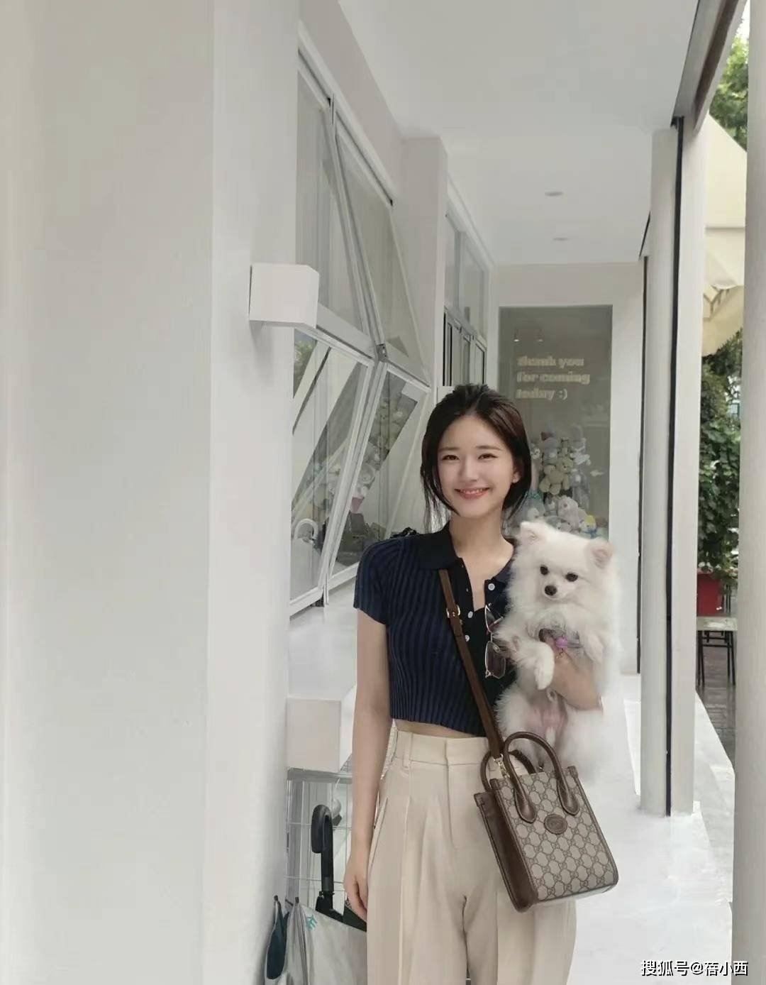 赵露思 赵露思才是“甜妹”中的顶流,穿小香风格纹裙配长靴,气场真高级