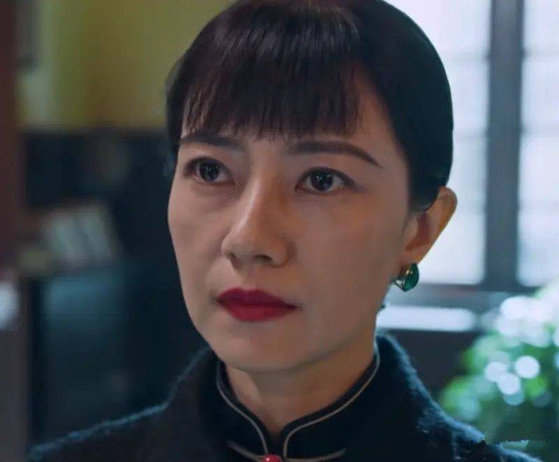 黑色 高圆圆直言接受衰老,真实面对皱纹,但天然脸有瑕疵也这么漂亮!