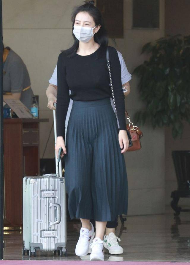 视觉 高圆圆这次把自己穿瘦了!打底衫配百褶裙,小蛮腰身材很有少女感