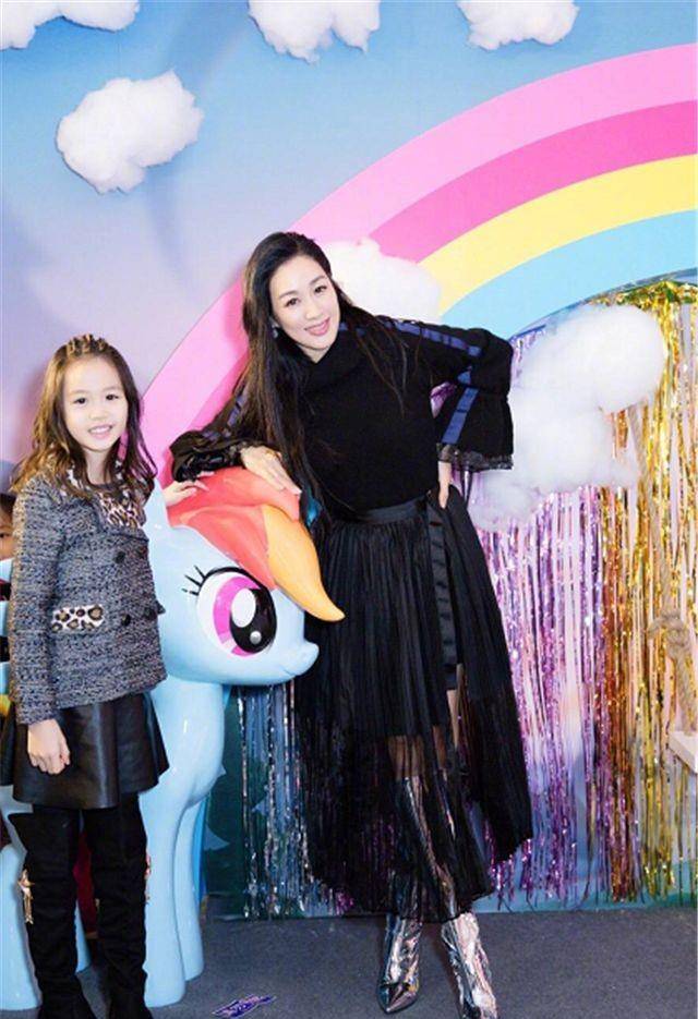 or 钟丽缇品味真别致，用西装混搭粉色健身裤，意外高级又洋气