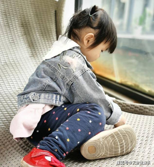 一看就是个小美女,等再大一点,女孩的侧脸有点婴儿肥了,脸蛋肉嘟嘟的