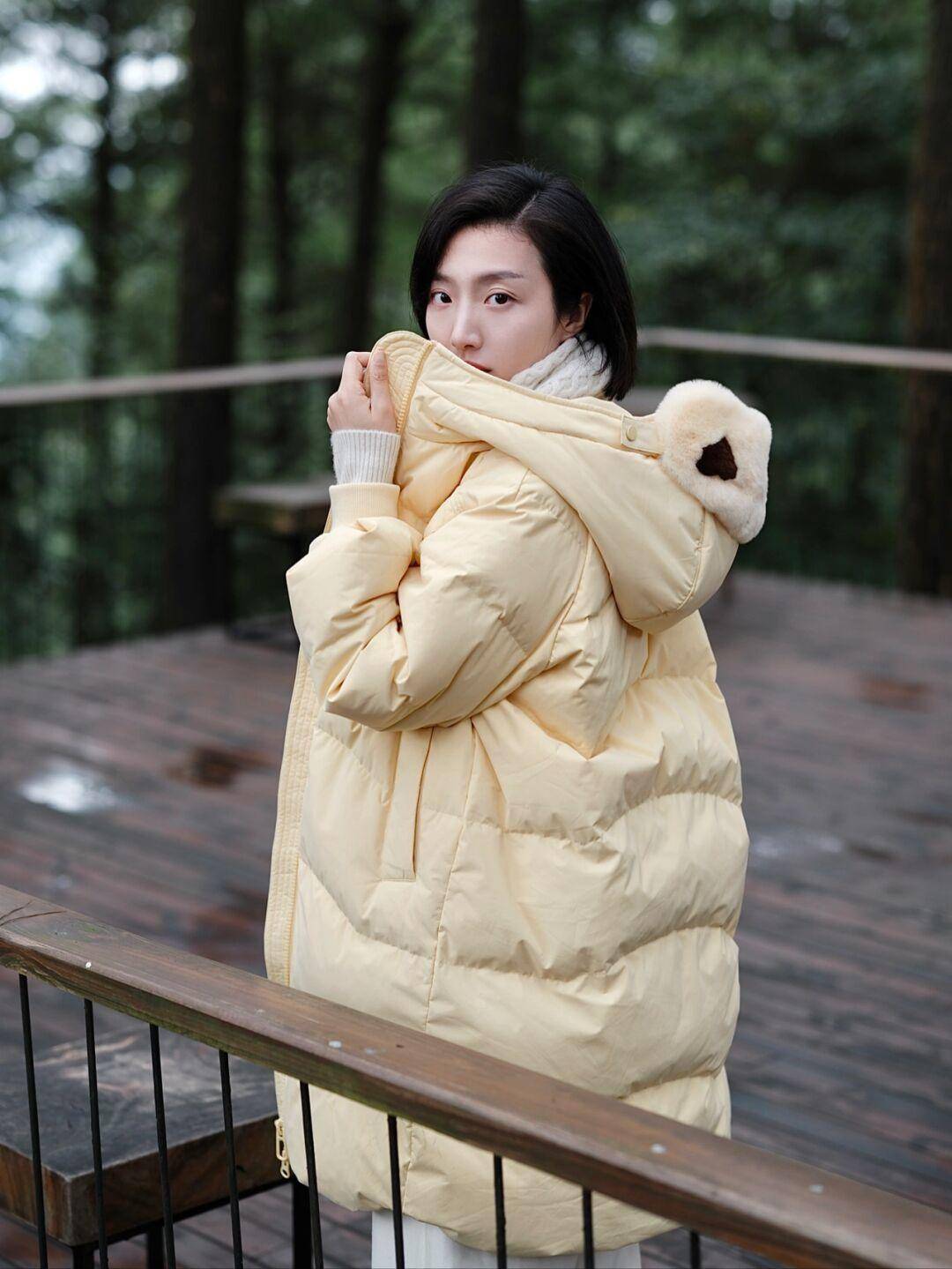 长度 秋冬季保暖衣别乱选,穿这几套大衣和羽绒服就够了,减龄又时尚