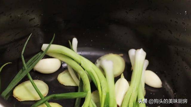 做法|婆婆把2斤鸡腿放进电饭煲，不加水不加油，出锅全家流口水