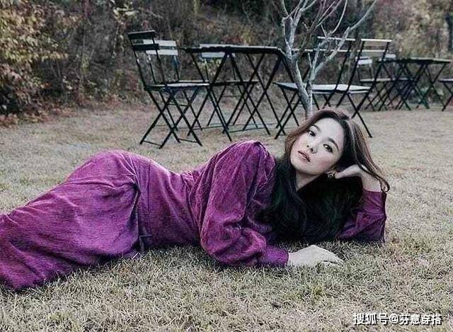 蓝色 宋慧乔越来越年轻，紫色裙配蓝色大衣高级精致，一般人穿不出气质