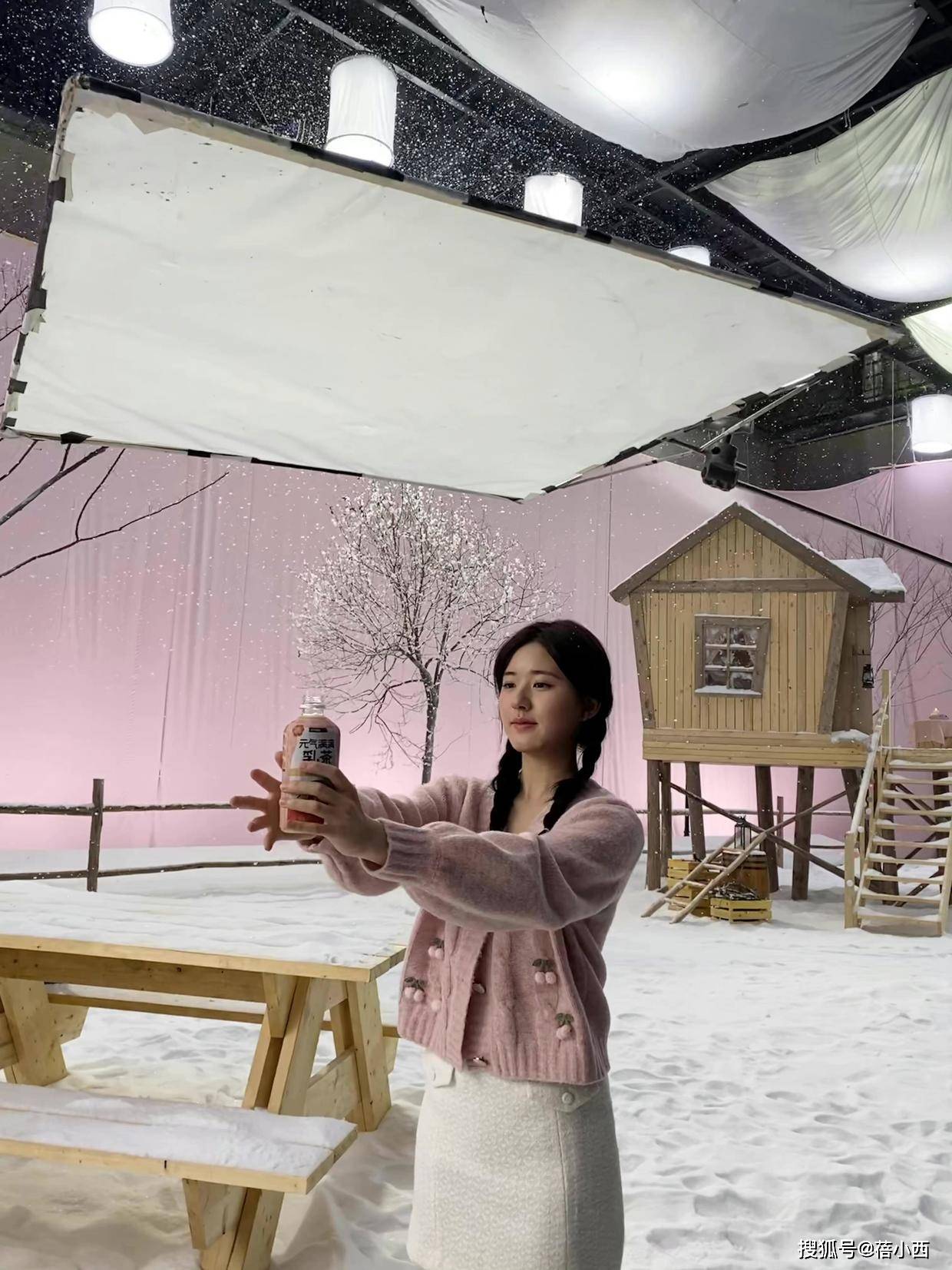 赵露思 赵露思才是“甜妹”中的顶流，穿小香风格纹裙配长靴，气场真高级