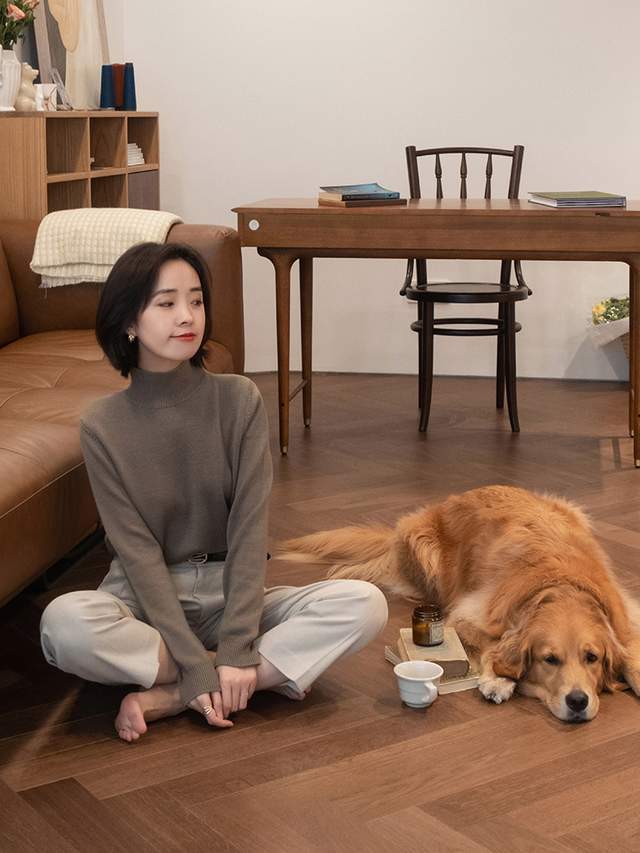 显得 40+的女性秋冬穿搭指南，毛衣搭配西装裤或半身裙，高级又洋气